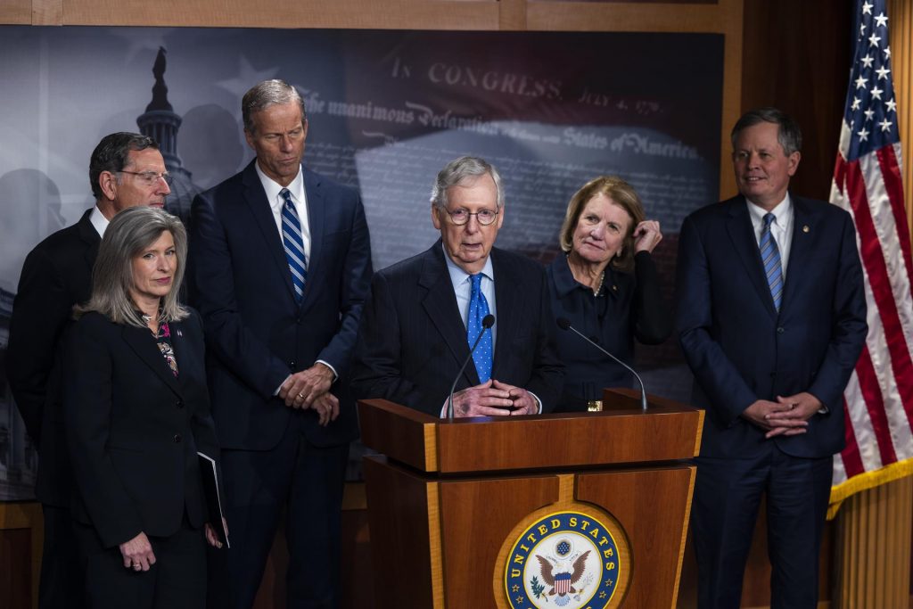 Republicanos eligen a Mitch McConnell como su líder en el Senado