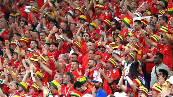 La FIFA permite a galeses llevar sombreros y banderas con bandera multicolor