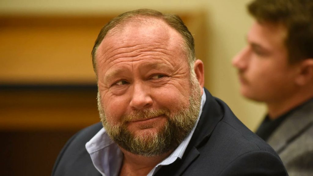 Justicia de EEUU ordenó a comentarista radiofónico pagar US $473 millones más por difundir teorías falsas
