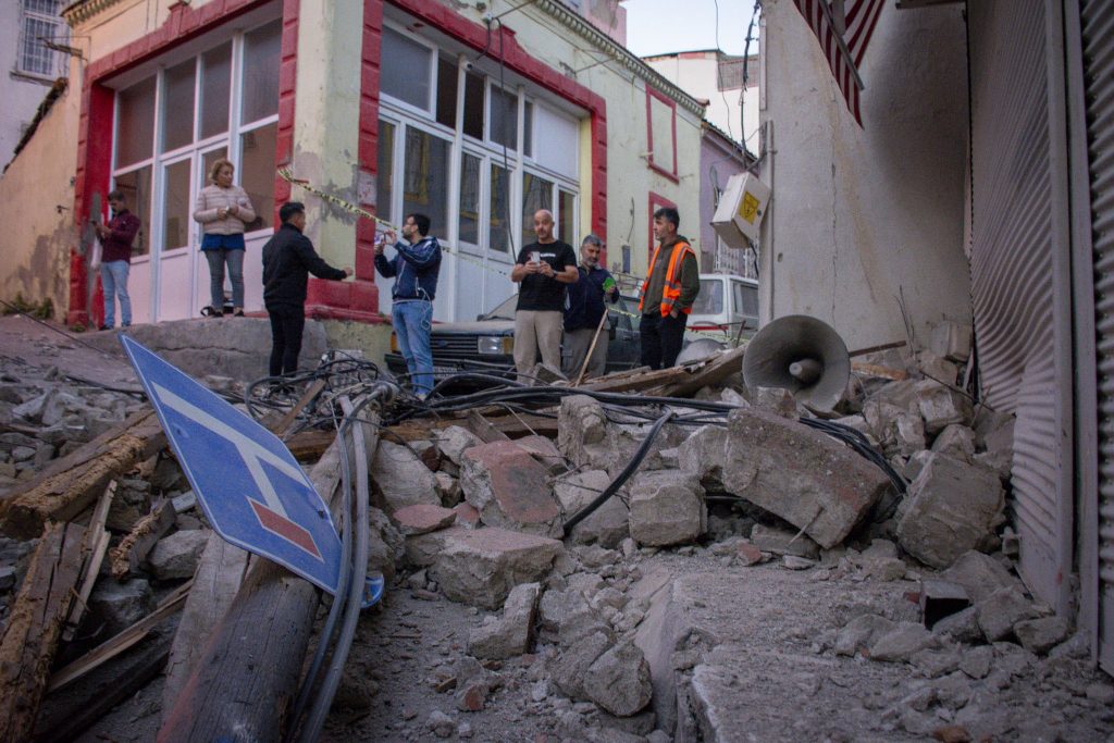 Joven de 18 años murió al saltar del balcón de su casa cuando sintió el terremoto en Turquía