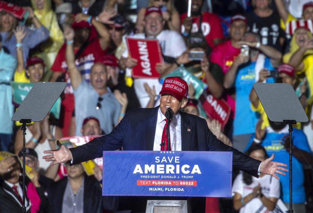 Piden investigar a Trump por violar leyes de financiación en su campaña