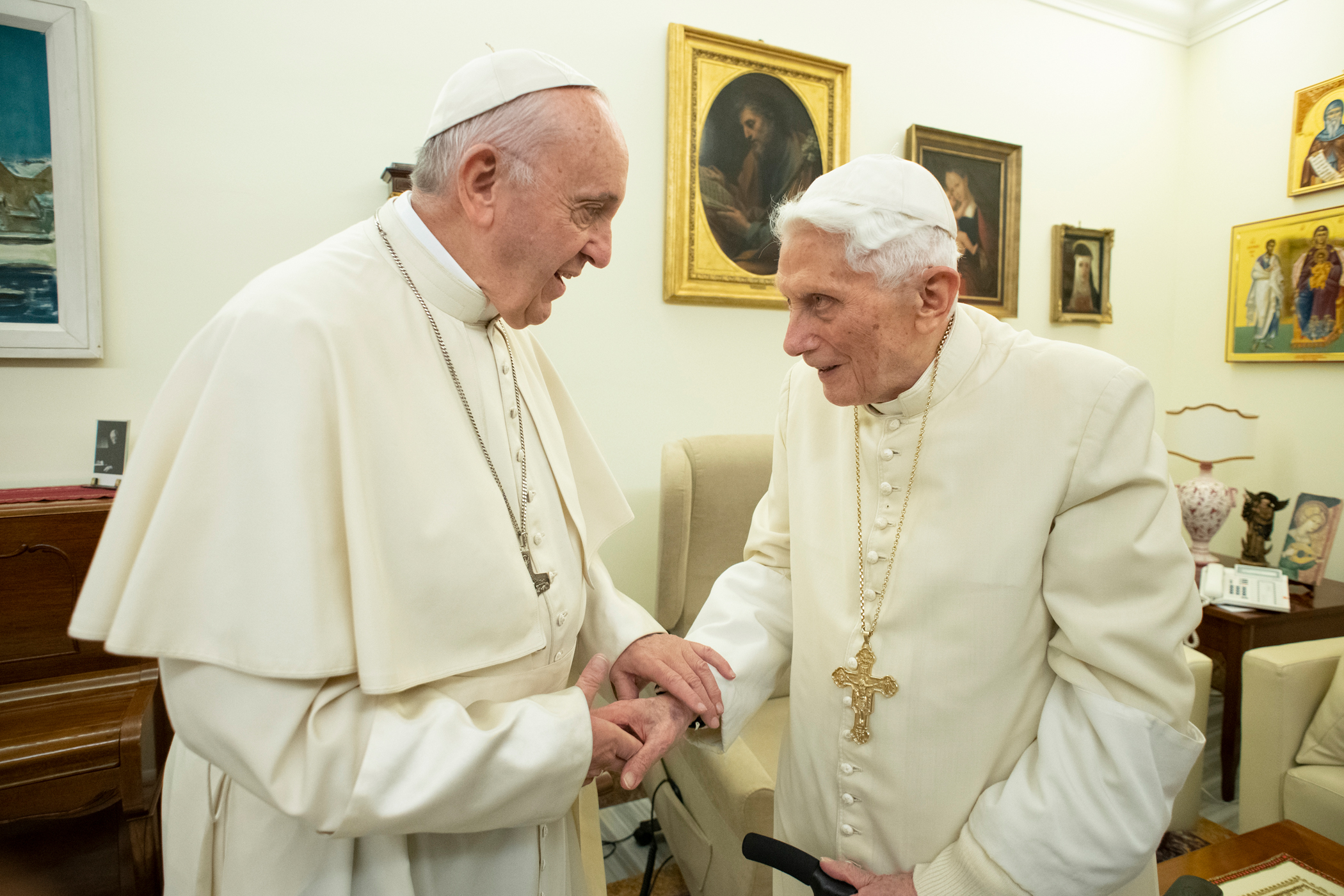 Benedicto XVI está "lúcido", aunque grave, dice el Vaticano