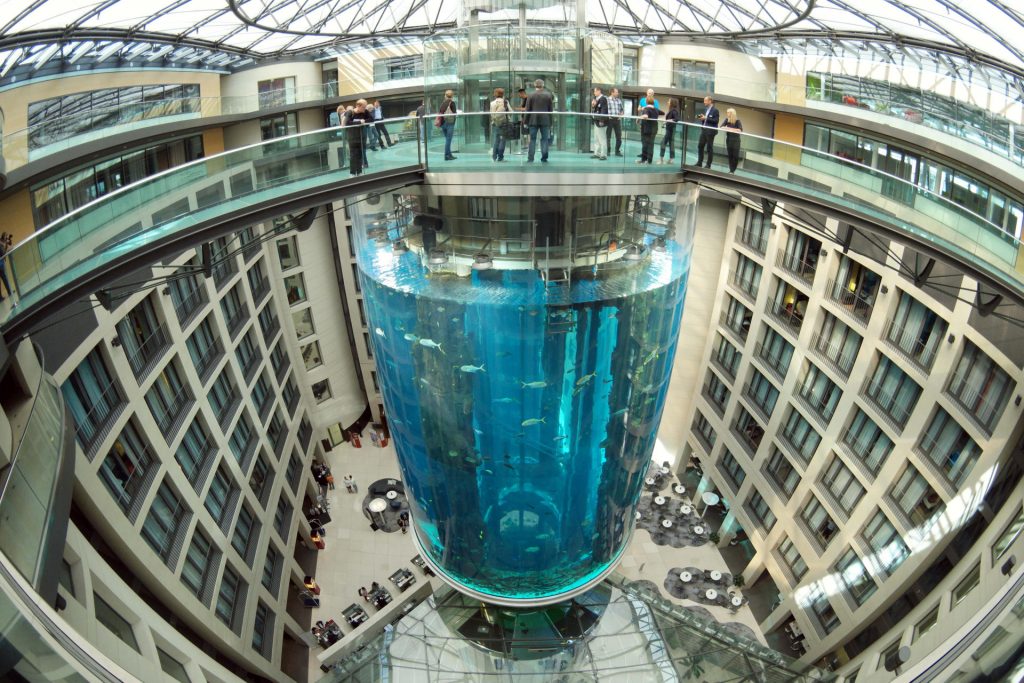 (+Videos) Se reventó el AquaDom, el acuario cilíndrico más grande del mundo ubicado en Berlín