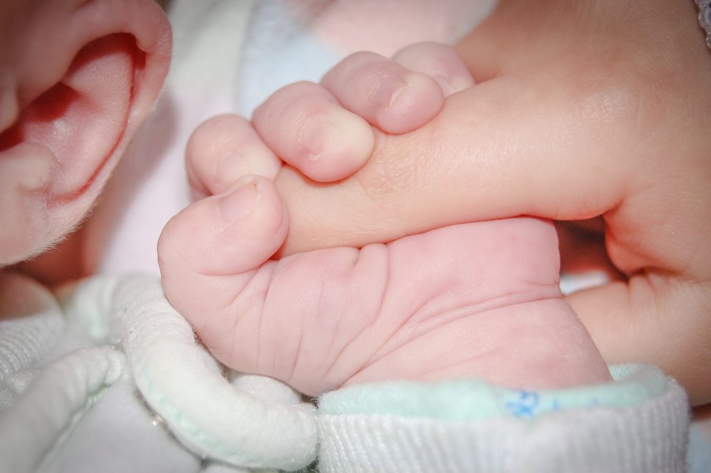 Operaron con éxito al bebé neozelandés de padres antivacunas