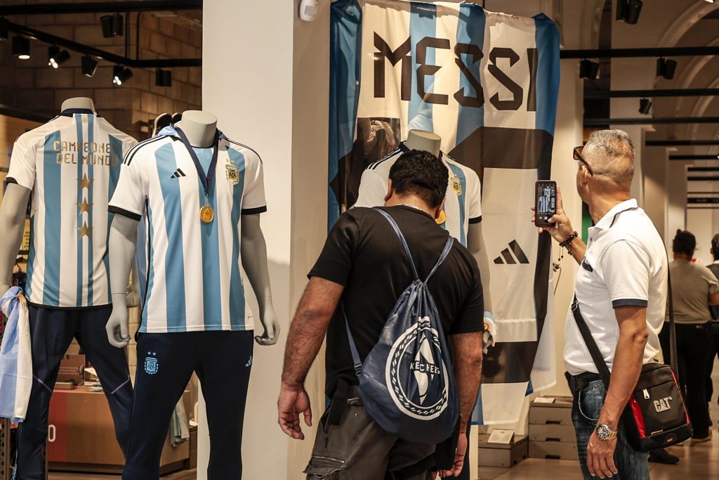 Comienza la venta de la nueva camiseta de la Albiceleste con las 3 estrellas