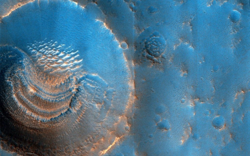 Foto de la NASA muestra curiosos depósitos en cráteres de Marte