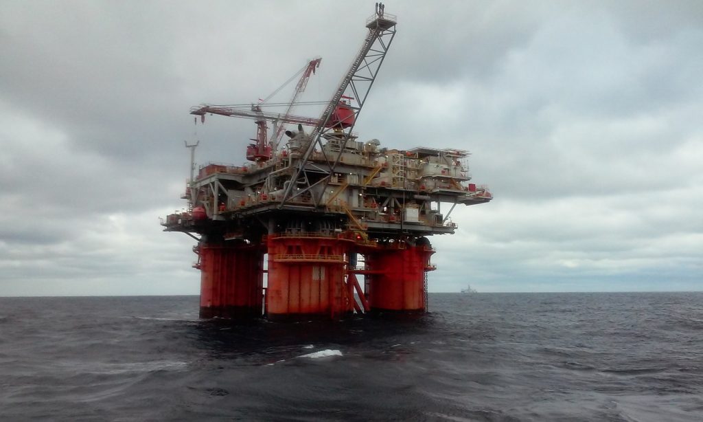 EEUU exime del tope de precio al petróleo ruso refinado en otros países