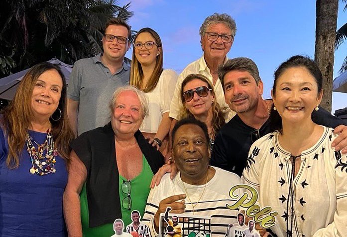 El Santos presenta nuevo escudo con una corona en homenaje a su "rey" Pelé