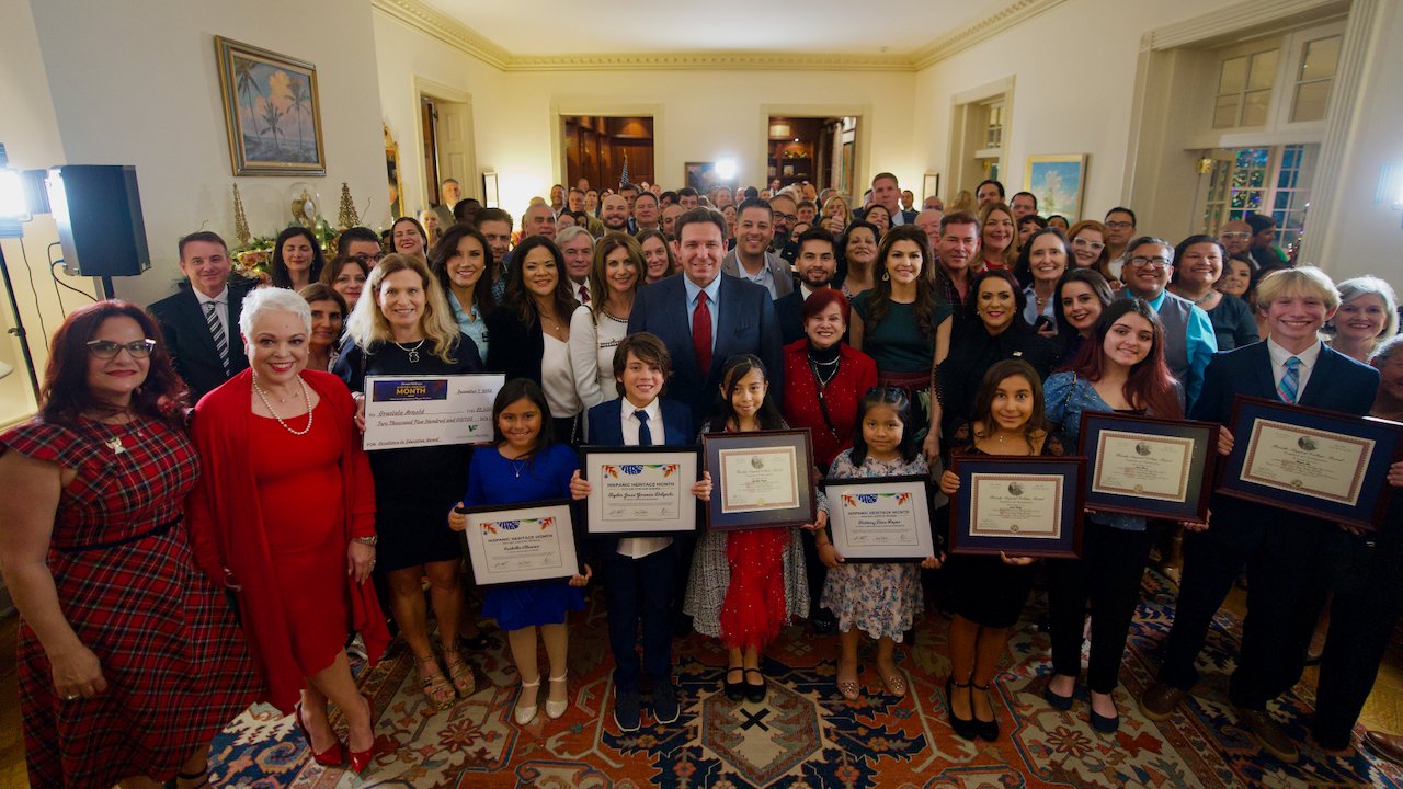 Gobernador y primera dama de Florida realizan ceremonia pospuesta por el Mes de la Herencia Hispana
