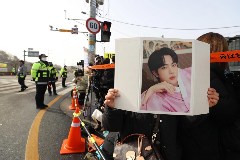 (+Video) Jin de BTS ya empezó el servicio militar obligatorio