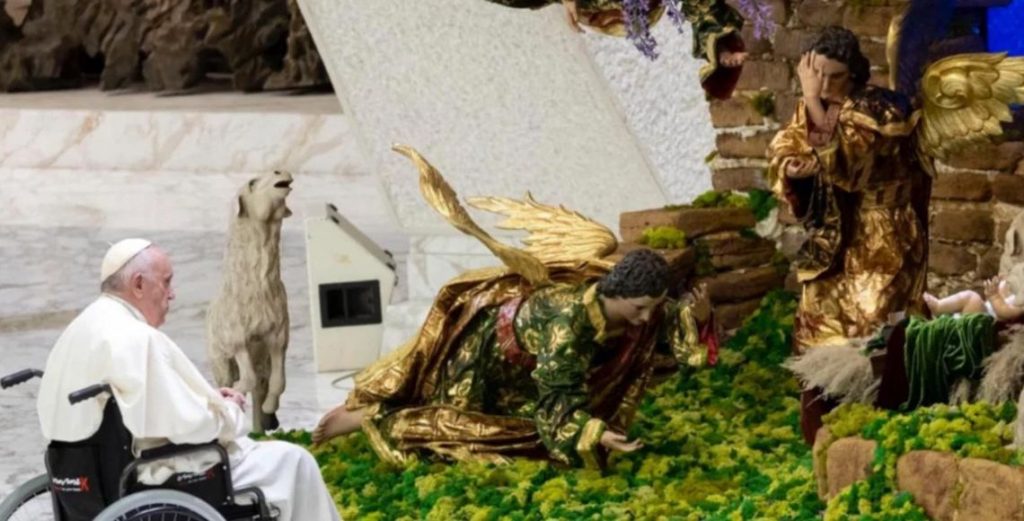 El papa Francisco visita el Belén del Vaticano en silla de ruedas