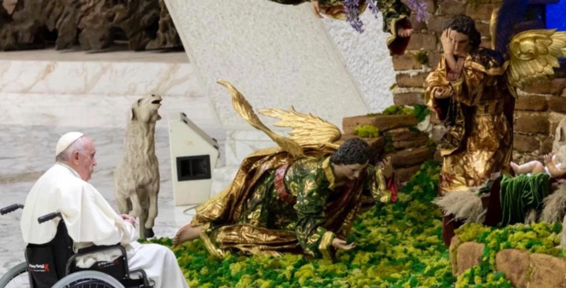 El papa Francisco visita el Belén del Vaticano en silla de ruedas