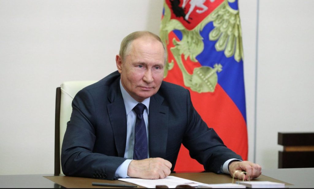 Putin firma un decreto que prohíbe vender petróleo ruso a los países que fijen un tope al precio