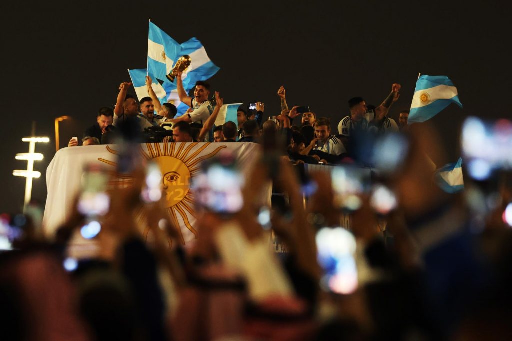 Ránking FIFA lo sigue liderando Brasil y Argentina escala al segundo puesto