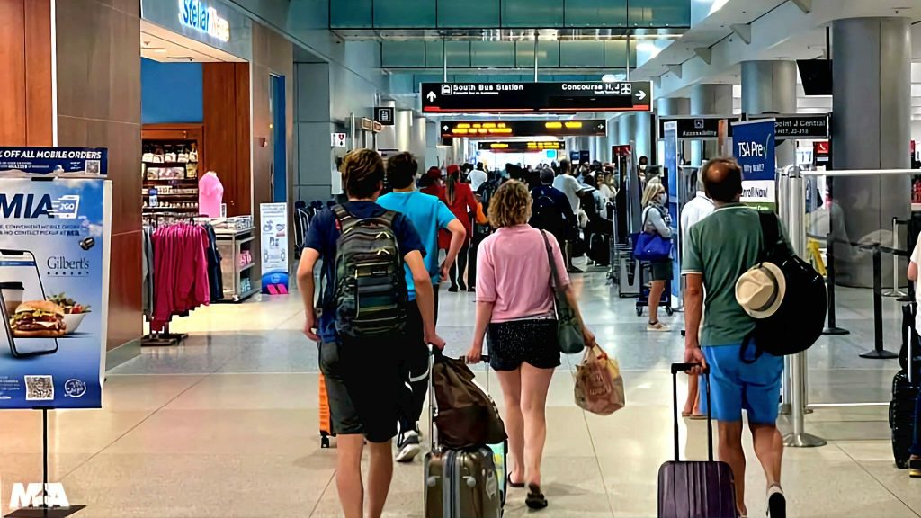 Aeropuertos de Miami y Orlando estiman batir récord de pasajeros en Navidad