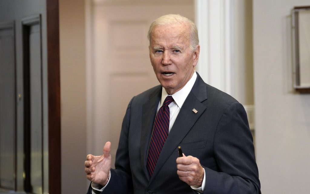 "Ya es suficiente": Biden llama a prohibir las armas de asalto en aniversario de masacre en EEUU