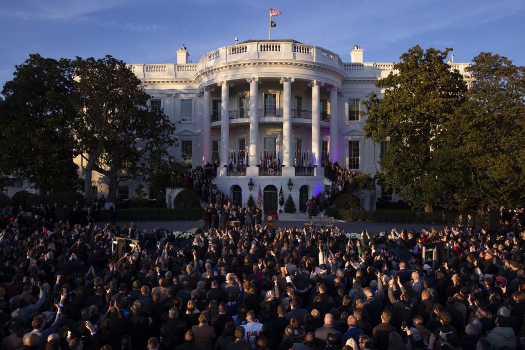 Biden ratifica ante una multitud la ley que protege el matrimonio igualitario en EEUU