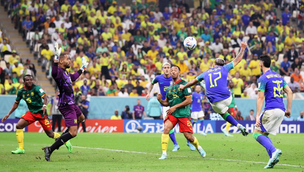 Brasil cae ante Camerún pero clasifica como primera de grupo