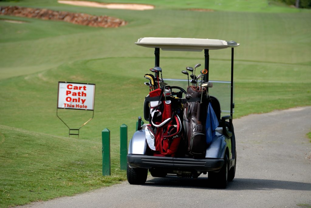 Anciano de 83 años quedó atrapado 7 horas debajo de un carrito de golf en Port Charlotte
