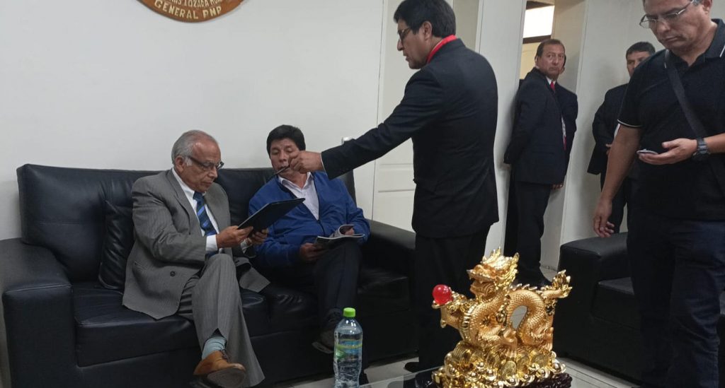 Juez dicta 7 días de detención preliminar contra Pedro Castillo y éste pide asilo a México