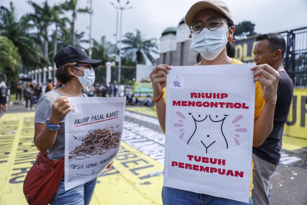 Protestas en Indonesia ante reforma que penalizará el sexo fuera del matrimonio
