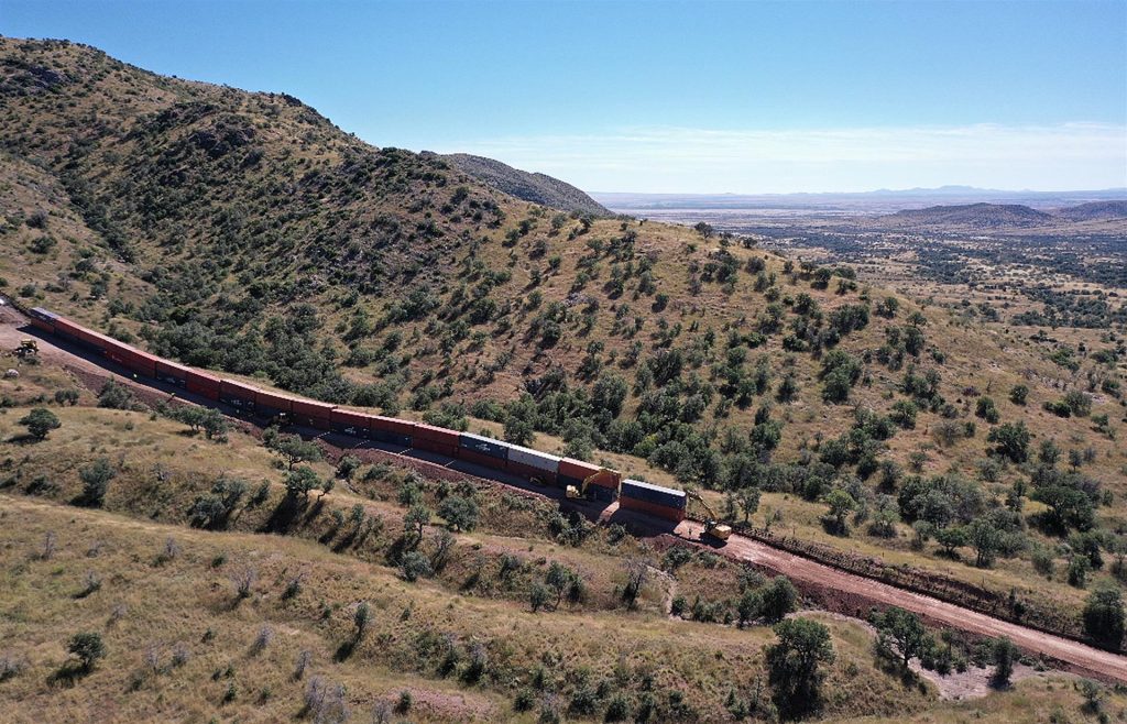 Gobernador de Arizona acelera construcción del muro de contenedores antes de culminar su mandato
