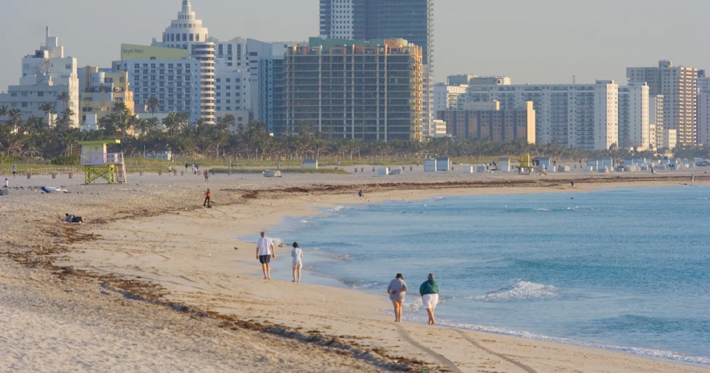 Miami Beach prohíbe fumar en la playa desde el 1 de enero