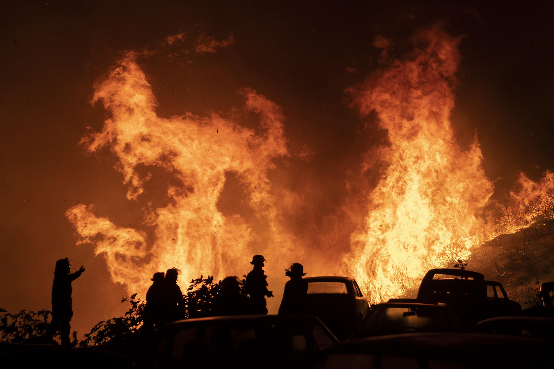 2 muertos y hasta 500 casas afectadas por masivo incendio en Viña del Mar