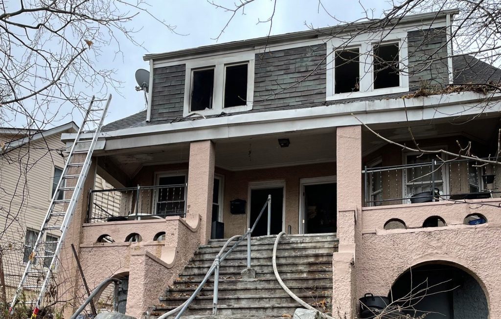 2 menores de edad muertos y 4 heridos tras incendio de una vivienda en Nueva York