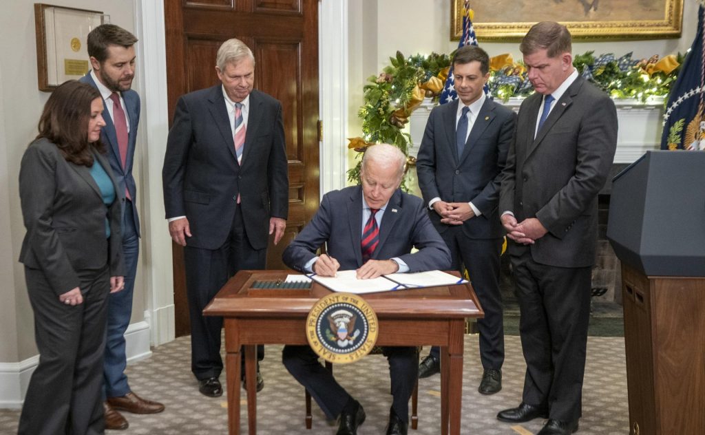 Biden firmó ley para evitar huelga ferroviaria, pero sin incluir todas las peticiones de los trabajadores