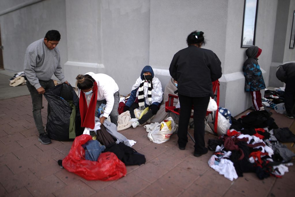 Abarrotados albergues y las calles en la frontera de EEUU tras ola de migrantes