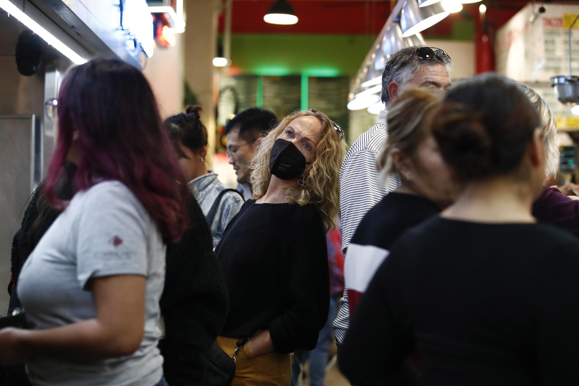 Departamento de Salud de Nueva York recomienda volver a usar las mascarillas en lugares públicos