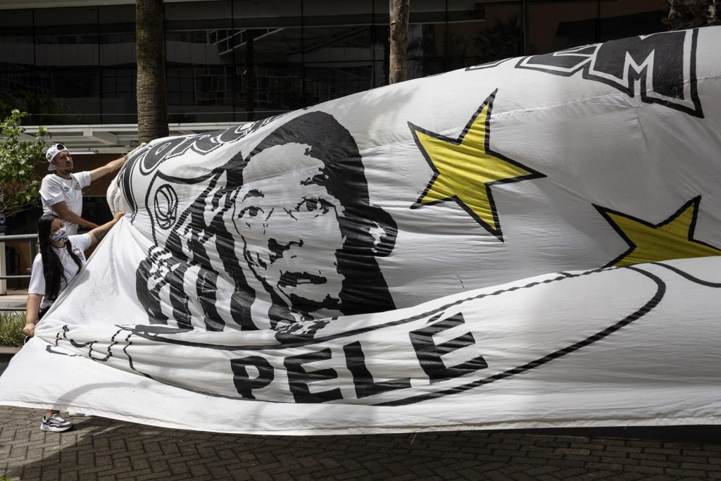 Hinchas hicieron vigilia frente a hospital donde está Pelé y el "Rei" envió un mensaje asegurando que "está fuerte"