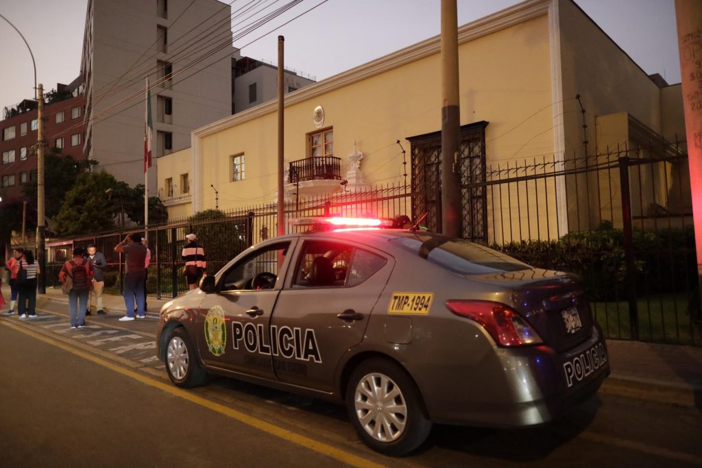 Gobierno de Perú expulsa a embajador de México y da salvoconducto a la familia de Castillo
