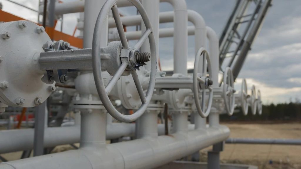 OPEP y Rusia deciden mantener recorte de 2 millones de barriles de petróleo