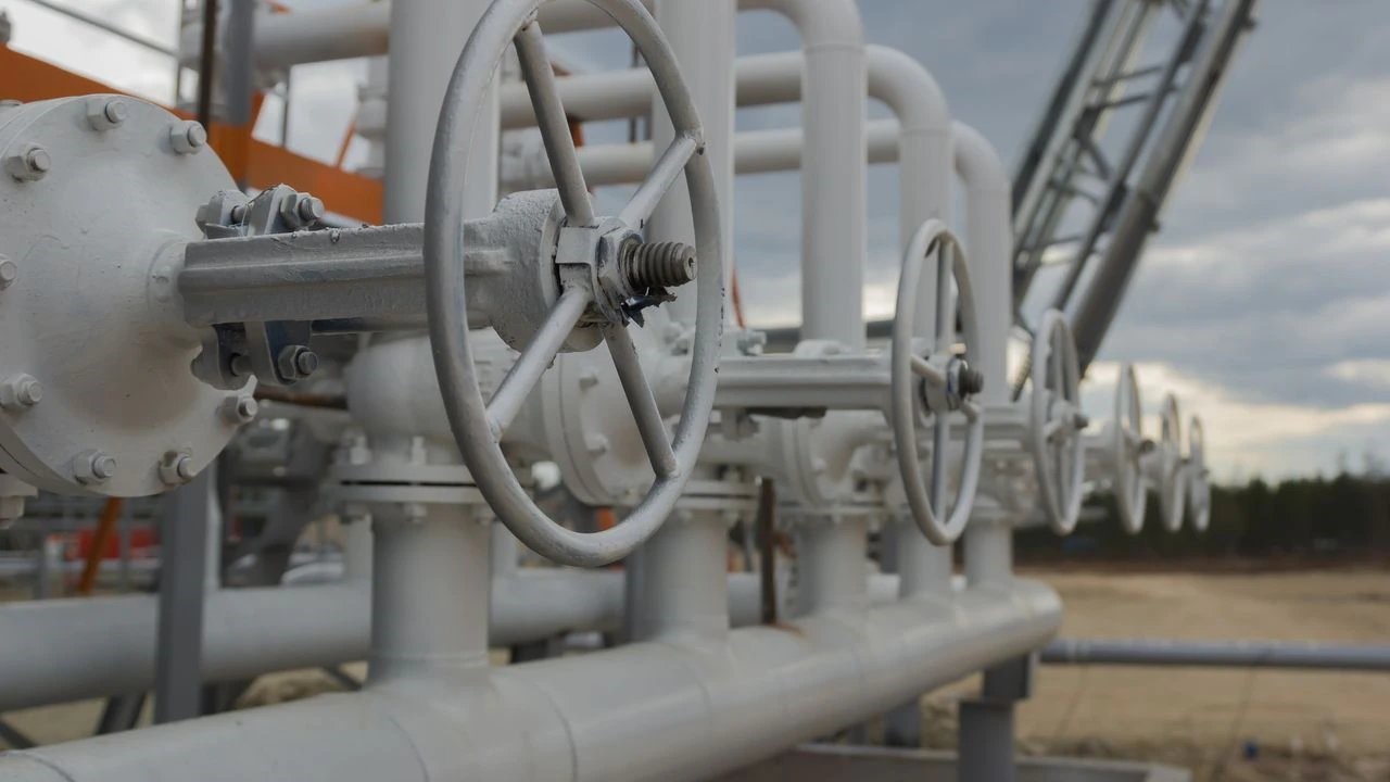 OPEP y Rusia deciden mantener recorte de 2 millones de barriles de petróleo