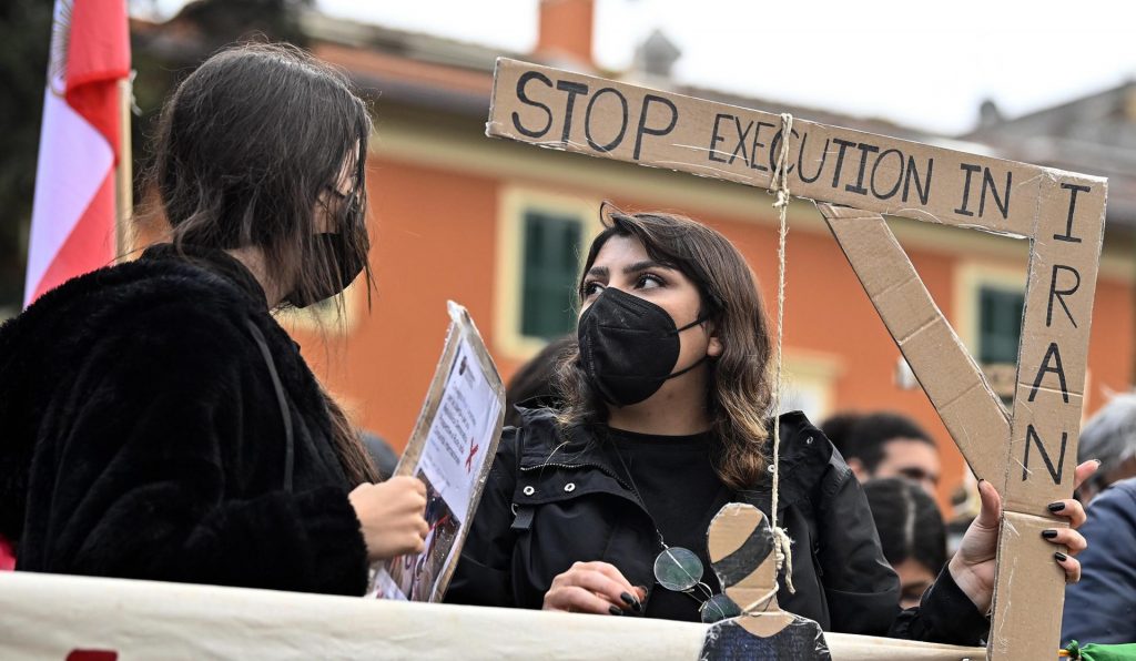 Ahorcado en público un segundo manifestante preso en Irán