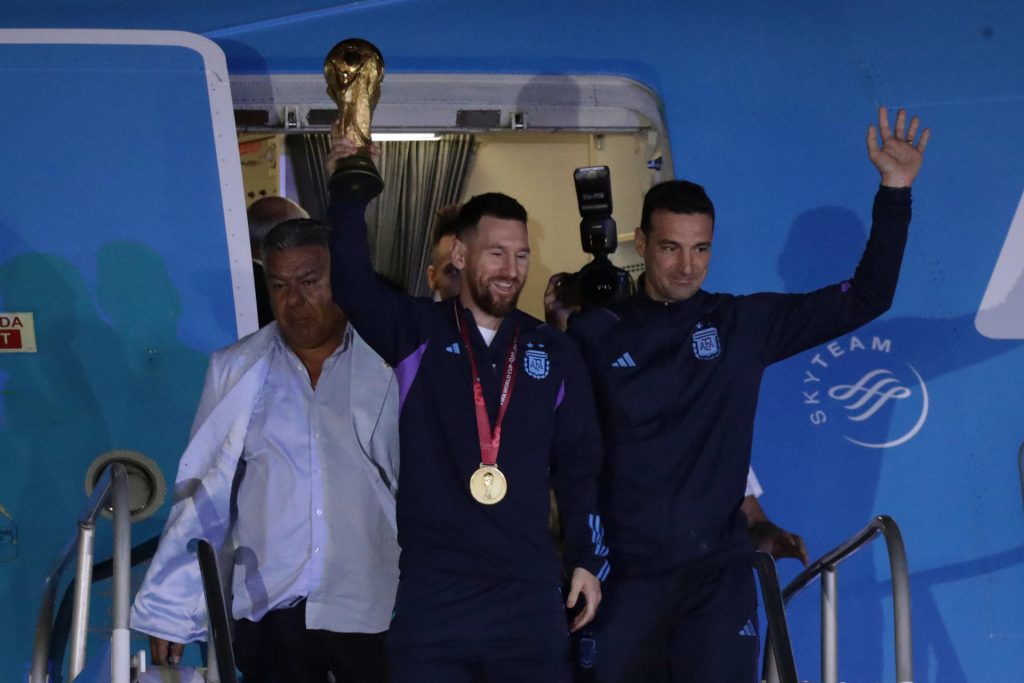 (+Videos) Miles de aficionados recibieron a la selección de Argentina en casa
