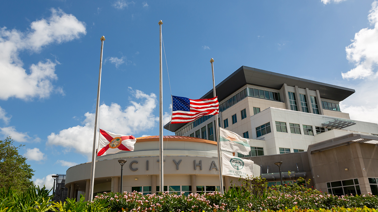 Banderas en Florida ondean a media asta en memoria de militares caídos en Pearl Harbor y Pensacola