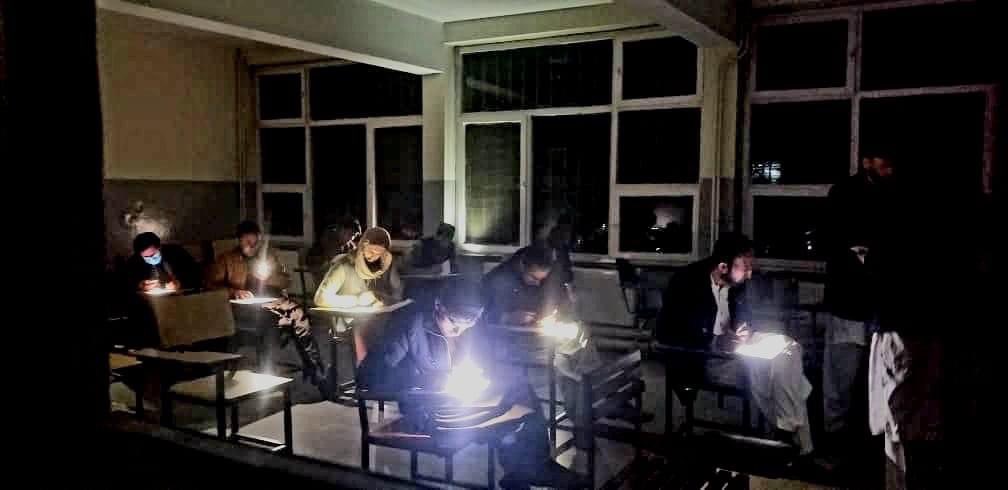 Talibanes ordenan finalmente el veto de mujeres en las universidades de Afganistán
