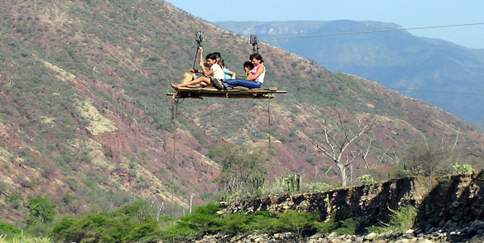 Cuatro muertos tras desplomarse un teleférico improvisado en Colombia