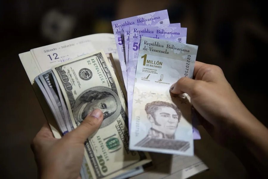 Venezuela enfrenta la devaluación de casi un 7 % de su moneda frente al dólar en un día