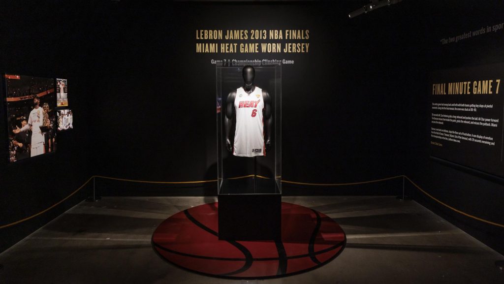(+Foto) Subastan por US$ 3,68 millones la camiseta con la que Lebron James ganó su segundo título de la NBA