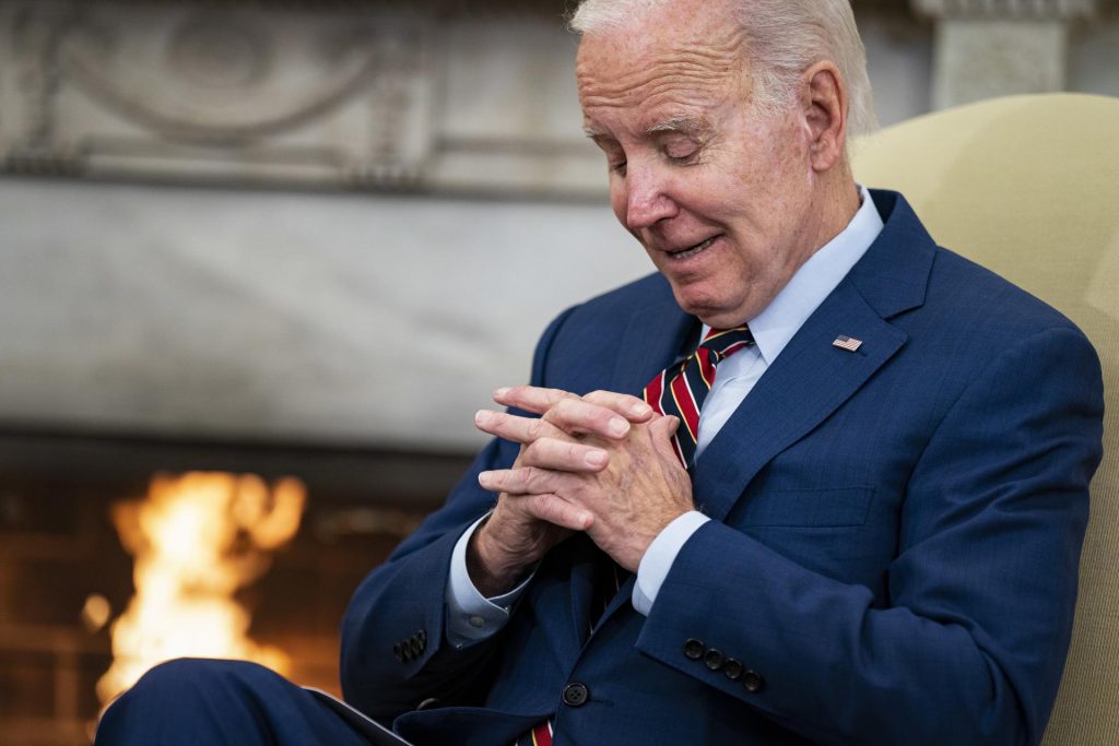 Biden dice no tener remordimientos sobre manejo de documentos clasificados