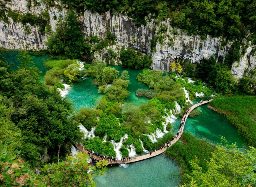 Una ciudad de Croacia multará con € 150 a los turistas que paseen en bañador
