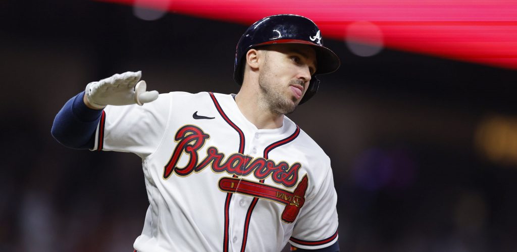Adam Duvall jugará una temporada con los Medias Rojas de Boston