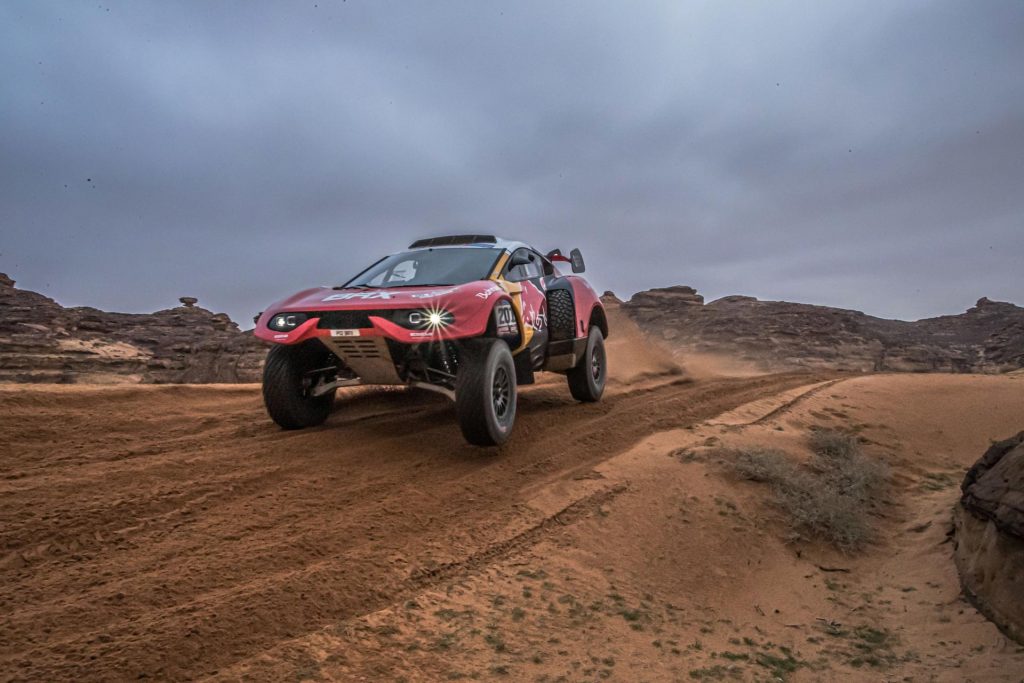 Loeb se lleva la primera alegría en el Dakar 2023; Sainz, tercero