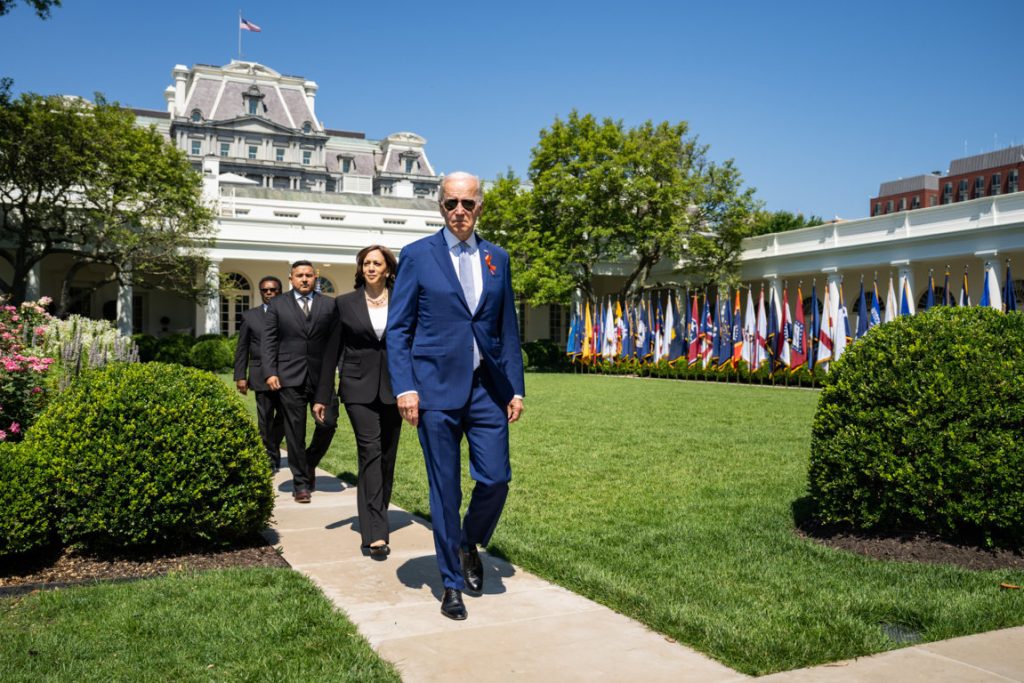 Biden, más cerca de un escándalo "trumpista" por retener documentos clasificados