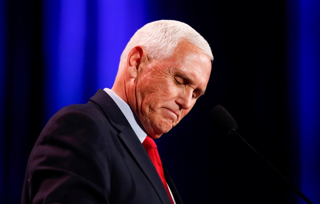 Pence halla en su casa documentos clasificados de cuando era vicepresidente