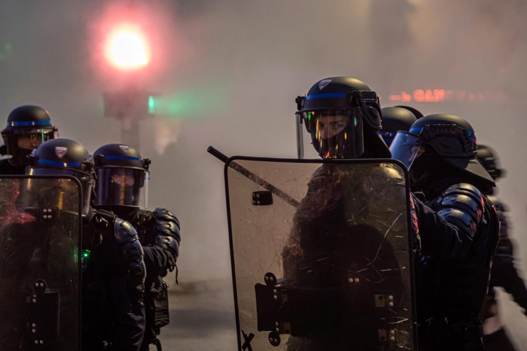 Demandará a la Policía francesa por causarle la mutilación de un testículo